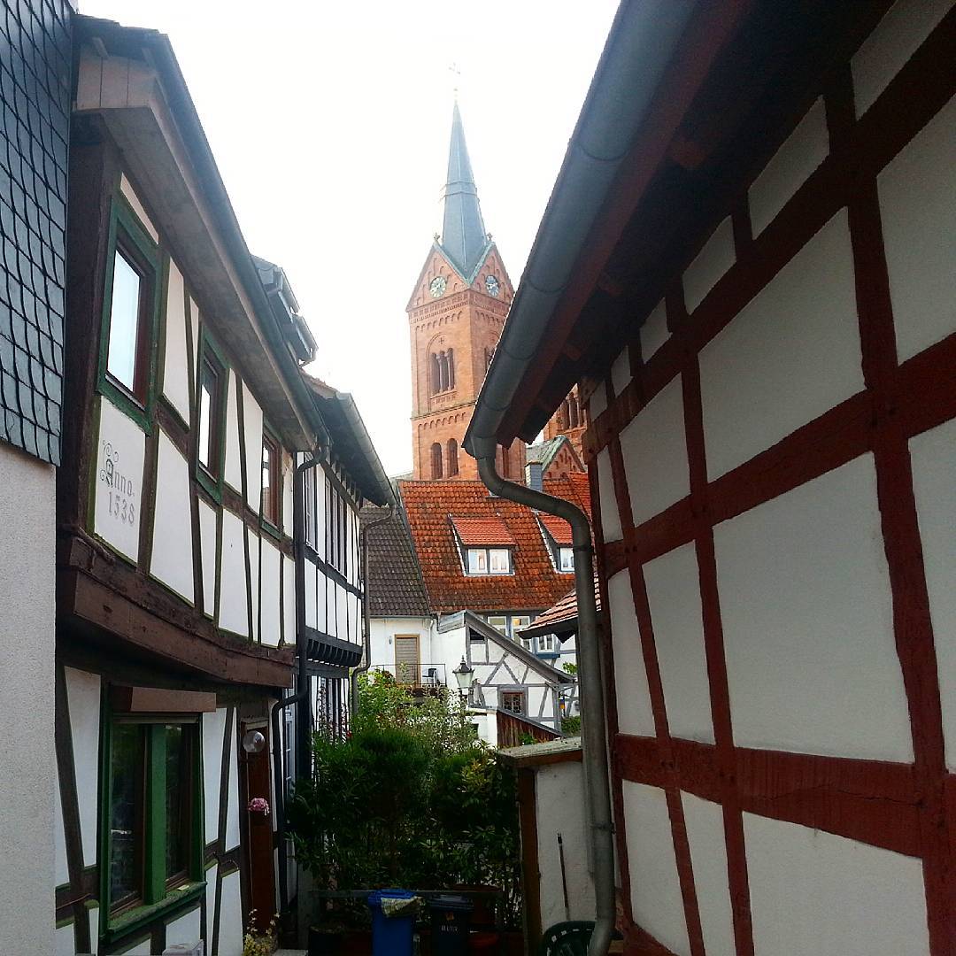 Fachwerkhinterhöfe mit Blick auf die Basilika sind typisch für die Seligenstädter Altstadt