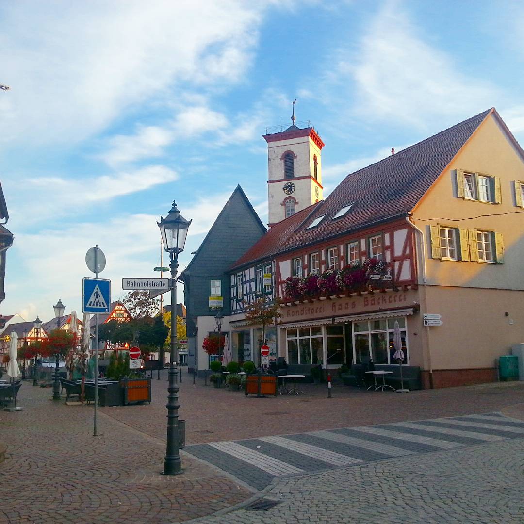 An der Kreuzung der Aschaffenburger und der Bahnhofstraße wurde dieses Foto aufgenommen. Blickrichtung Marktplatz: immer wieder schön