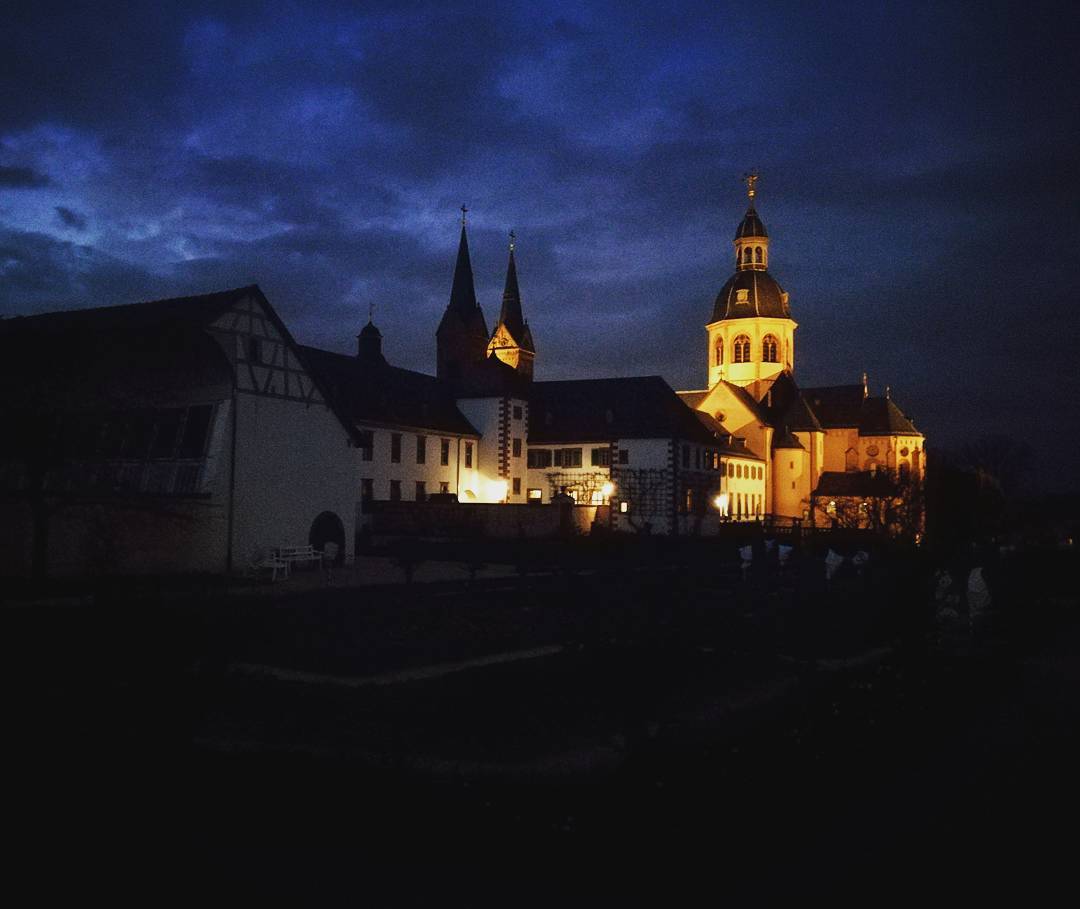 Ich liebe das Zusammenspiel der Farben, wenn die Basilika in den Abendstunden angeleuchtet wird